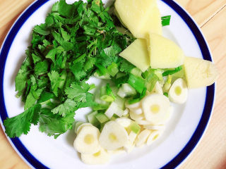 4、海带冬瓜汤,将葱姜蒜切成末，香菜也切成末儿待用。