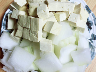 5、海带冬瓜汤,豆腐、冬瓜切好待用。