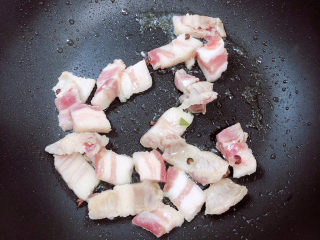 8、海带冬瓜汤,放入五花肉片翻炒均匀。