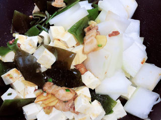 11、海带冬瓜汤,将海带、豆腐、冬瓜放入锅中，翻炒均匀。