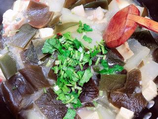 15、海带冬瓜汤,撒上香菜末，关火。