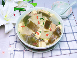 17、海带冬瓜汤,一碗鲜美的海带冬瓜靓汤就上桌了，浓郁的海鲜气息，让人非常有食欲！