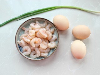 1、虾仁滑蛋,准备好所需食材