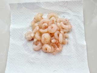 2、虾仁滑蛋,虾仁挑去虾线洗净，用厨房纸擦干表面水分