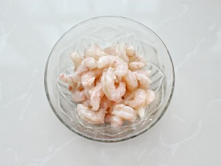 4、虾仁滑蛋,拌匀后覆盖保鲜膜，放入冰箱冷藏30分钟