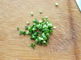 5、虾仁滑蛋,小葱洗净切葱花