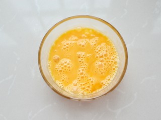 6、虾仁滑蛋,鸡蛋磕入碗中打散