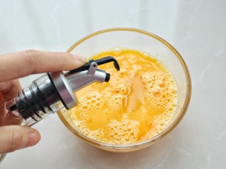 7、虾仁滑蛋,调入适量盐、几滴料酒和两汤匙温水搅打均匀