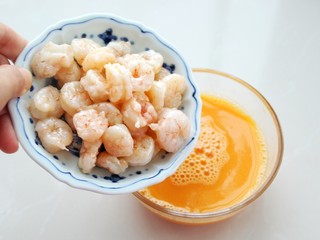 9、虾仁滑蛋,将虾仁盛出倒入蛋液中