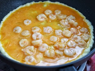 10、虾仁滑蛋,锅中底油再次烧热倒入蛋液虾仁
