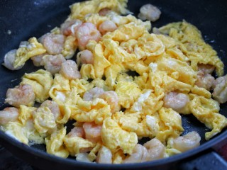 11、虾仁滑蛋,待鸡蛋凝固成块，大火快速翻炒几下