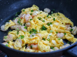 12、虾仁滑蛋,撒葱花关火即可