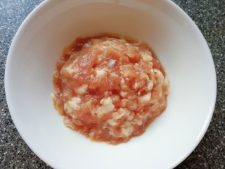 2、大馅馄饨,加入生姜水揉捏均匀，让肉馅完全吸收生姜水。