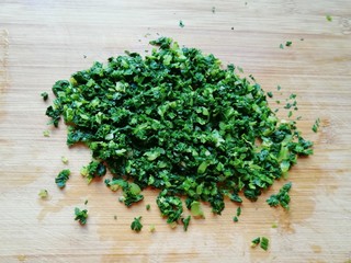 5、大馅馄饨, 芹菜叶洗干净焯水，攥去多余的水分剁碎。