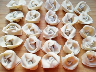 10、大馅馄饨,依次包好所有的馄饨。