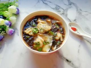 14、大馅馄饨, 搅拌均匀，一碗香喷喷的大馅馄饨就完成了。