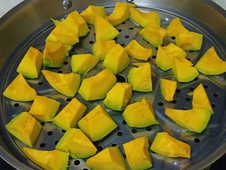 3、南瓜小圆子,放入笼屉上大火蒸10－15分钟，蒸熟