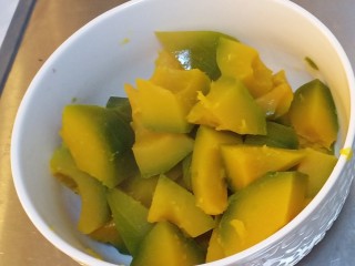 4、南瓜小圆子,把蒸好的南瓜盛到大碗中