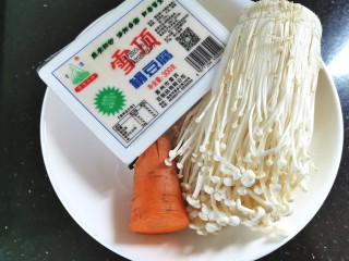 1、金针菇豆腐汤,准备食材