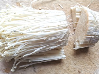 2、金针菇豆腐汤,切去根部