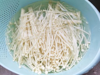 3、金针菇豆腐汤,清洗干净沥水