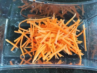 4、金针菇豆腐汤,胡萝卜去皮洗净，刨成丝