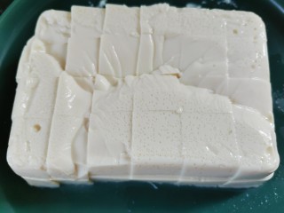 5、金针菇豆腐汤,豆腐切小块