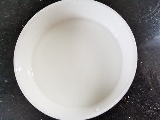 6、金针菇豆腐汤,准备淀粉水