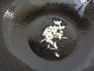 8、金针菇豆腐汤,热油放入蒜末葱末爆香