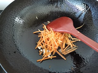 9、金针菇豆腐汤,倒入胡萝卜翻炒片刻