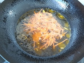 10、金针菇豆腐汤,加入适量的温水