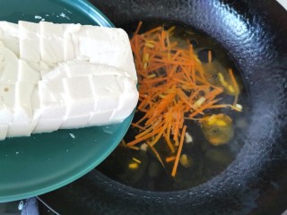 11、金针菇豆腐汤,放入豆腐