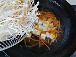 12、金针菇豆腐汤,放入金针菇