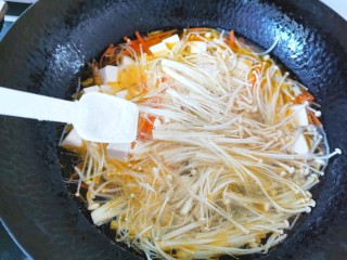13、金针菇豆腐汤,加入盐