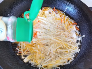 14、金针菇豆腐汤,加入胡椒粉