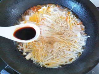 15、金针菇豆腐汤,加入生抽搅拌均匀大火烧两分钟