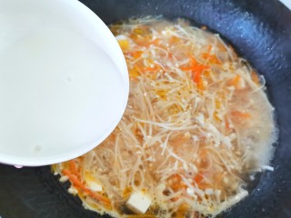 16、金针菇豆腐汤,烧好倒入淀粉水勾芡，放入少许鸡精，散上葱花出锅