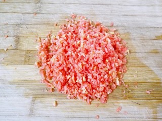 1、萝卜肉丸汤,红萝卜洗干净，用擦丝器先擦成细丝，再剁成碎末。 