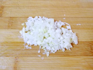 2、萝卜肉丸汤,大葱洗干净切碎末。 