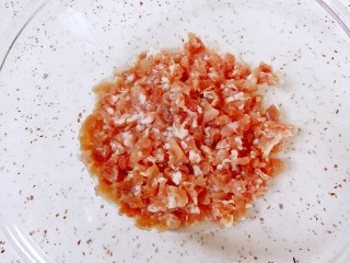 3、萝卜肉丸汤,肉馅里面加入生姜水，顺着一个方向搅打上劲，直至生姜水完全被肉馅吸收。 