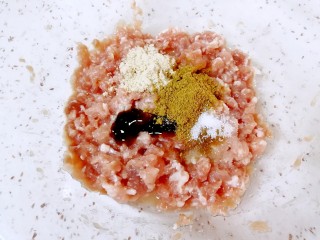 4、萝卜肉丸汤,加入味极鲜酱油、鸡粉、蚝油、十三香和盐搅拌均匀。