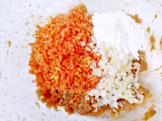 5、萝卜肉丸汤,加入红萝卜、葱末和淀粉搅拌均匀。 