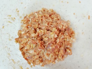 6、萝卜肉丸汤,拌好的肉馅静置10-15分钟。 