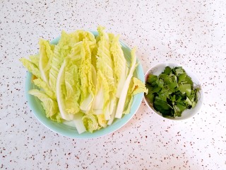 7、萝卜肉丸汤,娃娃菜和香菜洗干净切好备用。 