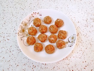 8、萝卜肉丸汤,静置好的肉馅团成肉丸子备用。 