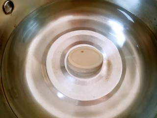 9、萝卜肉丸汤,锅内加入900ml水，放入一块猪骨味浓汤宝小火烧开。 