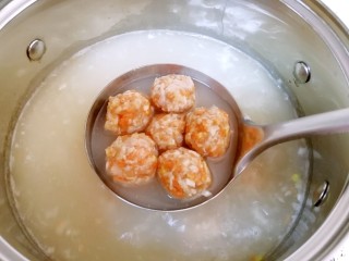 10、萝卜肉丸汤,下入肉丸，烧开以后小火煮3-4分钟。 