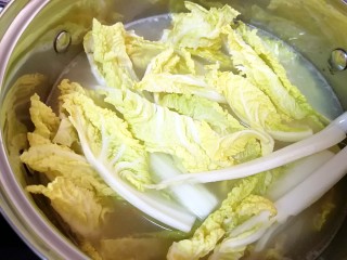 11、萝卜肉丸汤,下入娃娃菜烧开。 