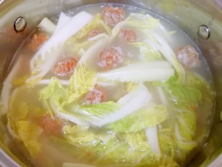 12、萝卜肉丸汤,小火煮1-2分钟。 