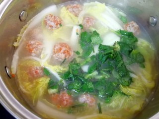 13、萝卜肉丸汤,下入香菜关火。 